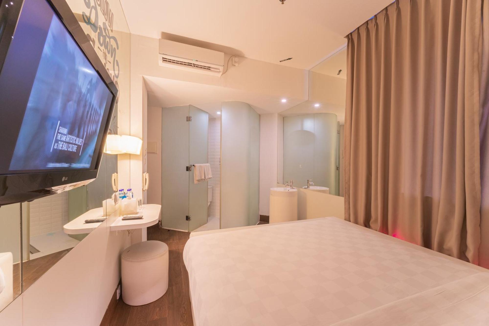 J Icon Hip Hotel Balikpapan  Exterior photo